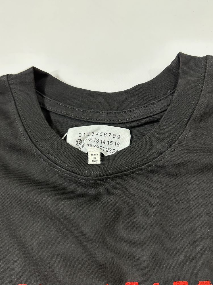 футболка Maison Margiela Red Logo Printed Tee