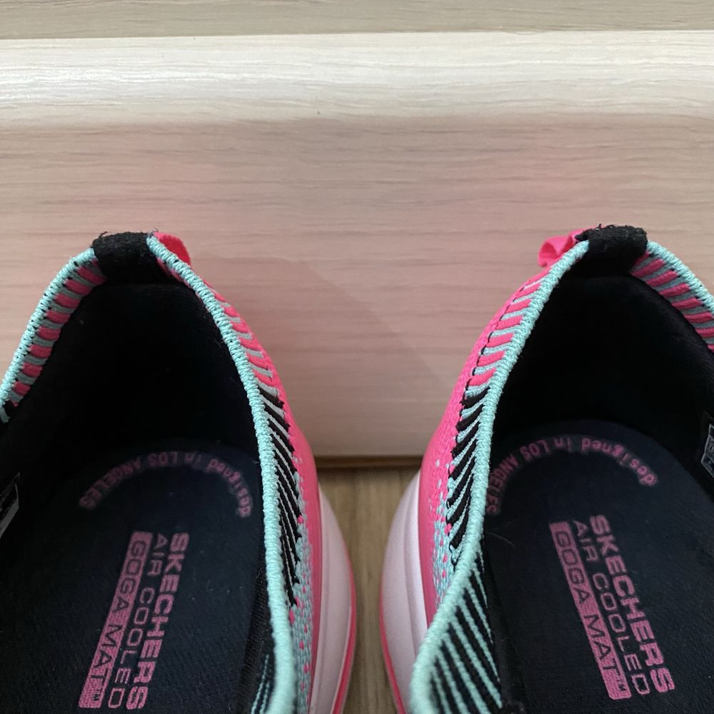 Skechers go walk