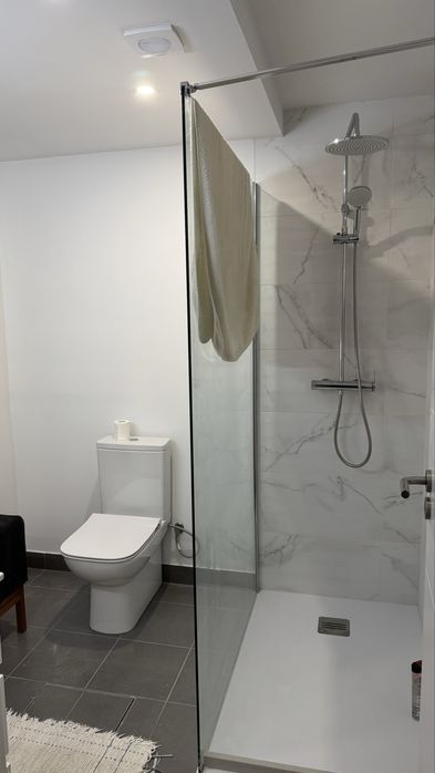 Moradia isolada T7 no Lourel-Sintra, no piso -1, tem um apartamento T2