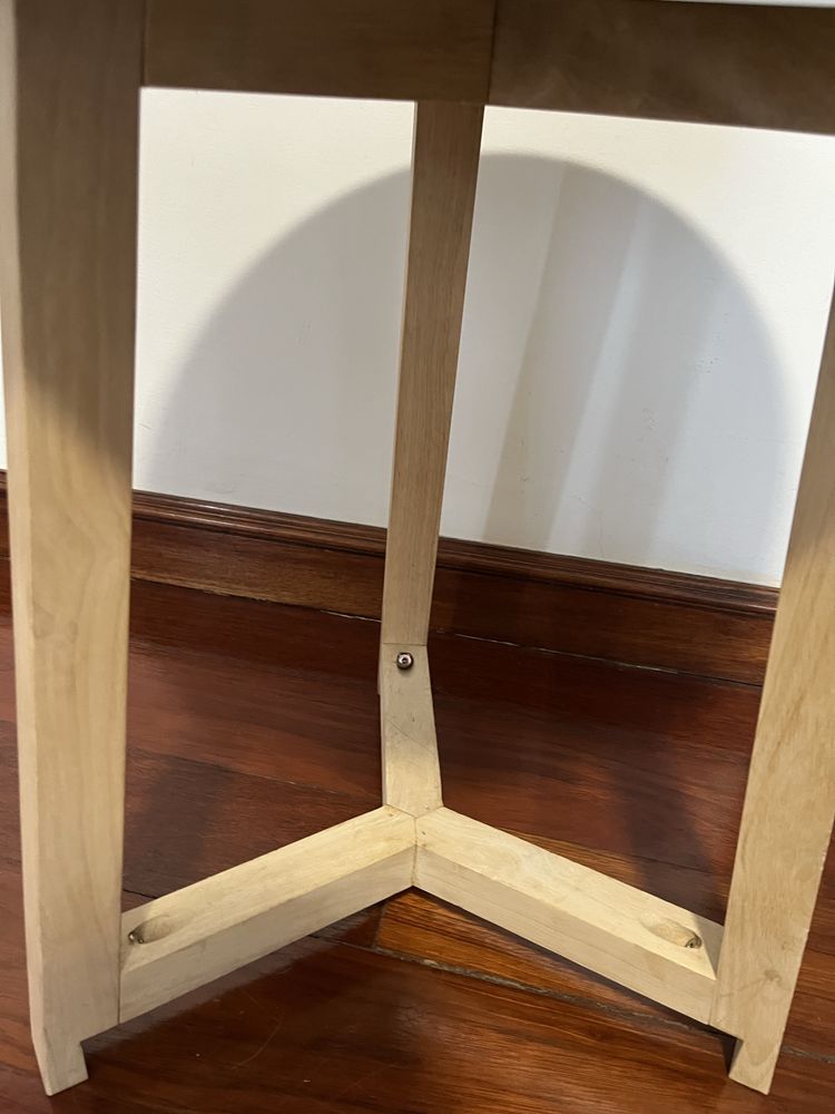 Mesa com tampo em vidro temperado