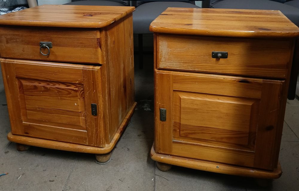 Sprzedam dwie szafki nocne sosnowe