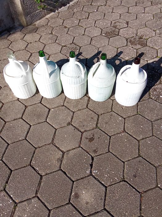 Garrafões de vidro plástificados