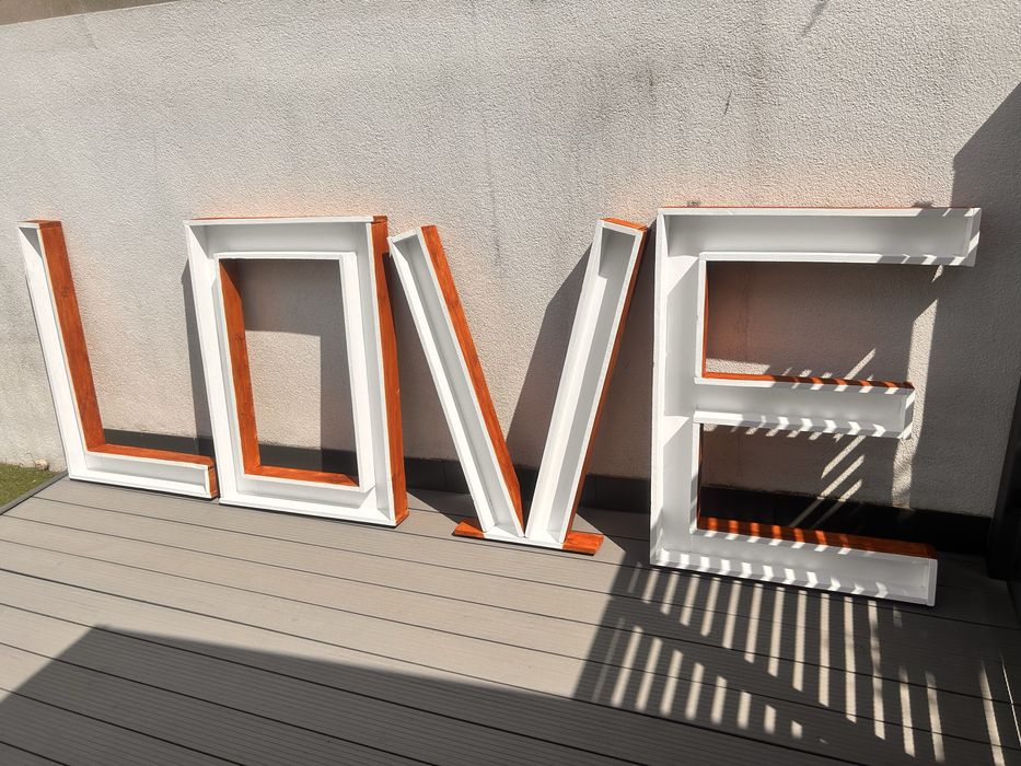 Napis love na wesele ścianka pary mlodej drewniana