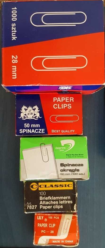 spinacze zakreślacz karteczki mysz nożyczki mazaki podkładki pod mysz