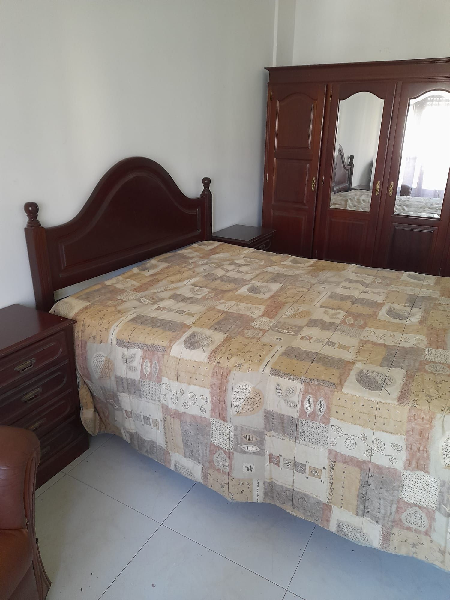 Alugo quarto a senhora