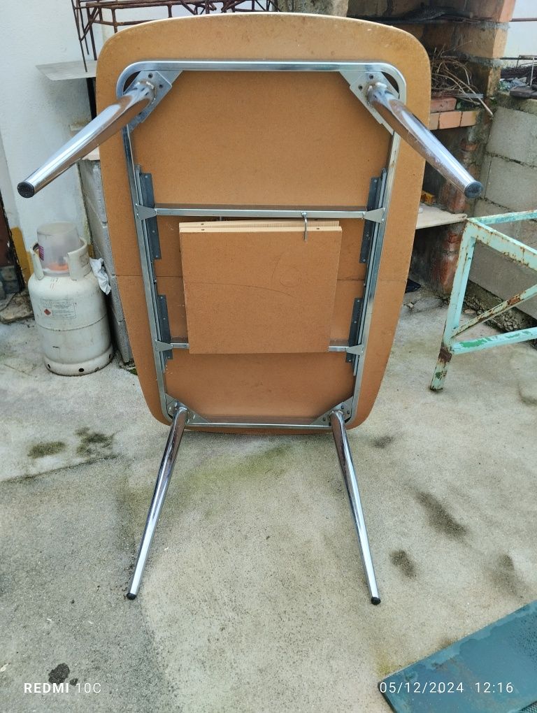 Mesa de cozinha em fórmica