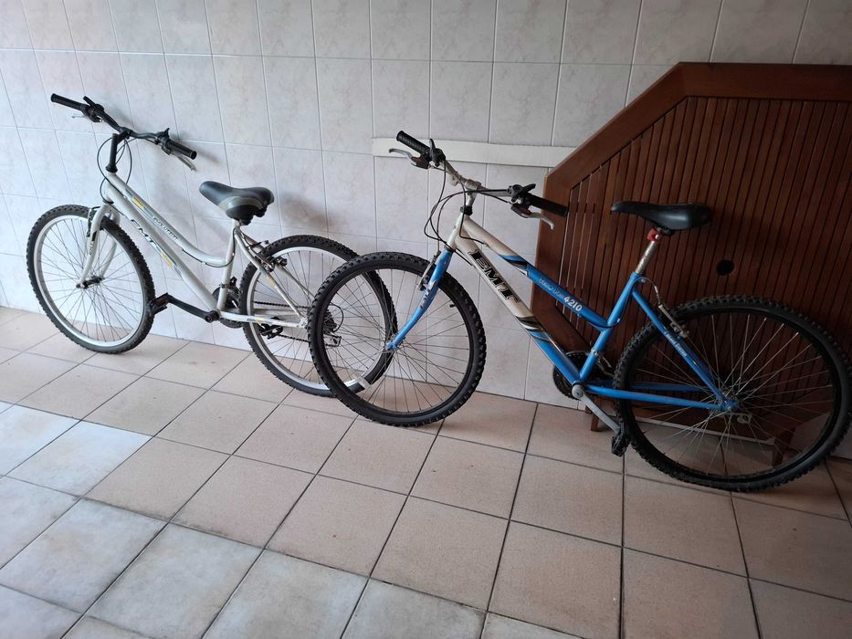 Duas bicicletas em bom estado
