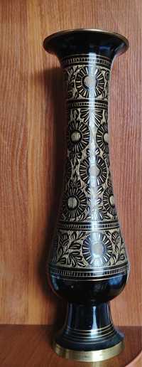 Декоративна ваза із бронзи чорна для квітів з візерунком