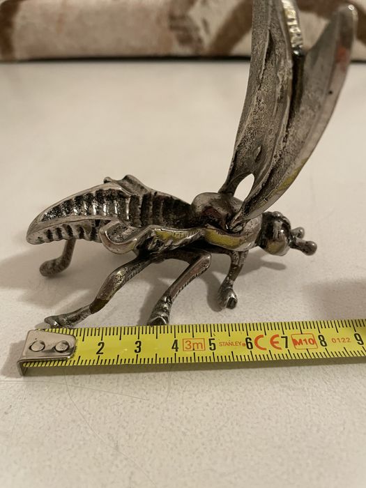 Mosca em metal prateado