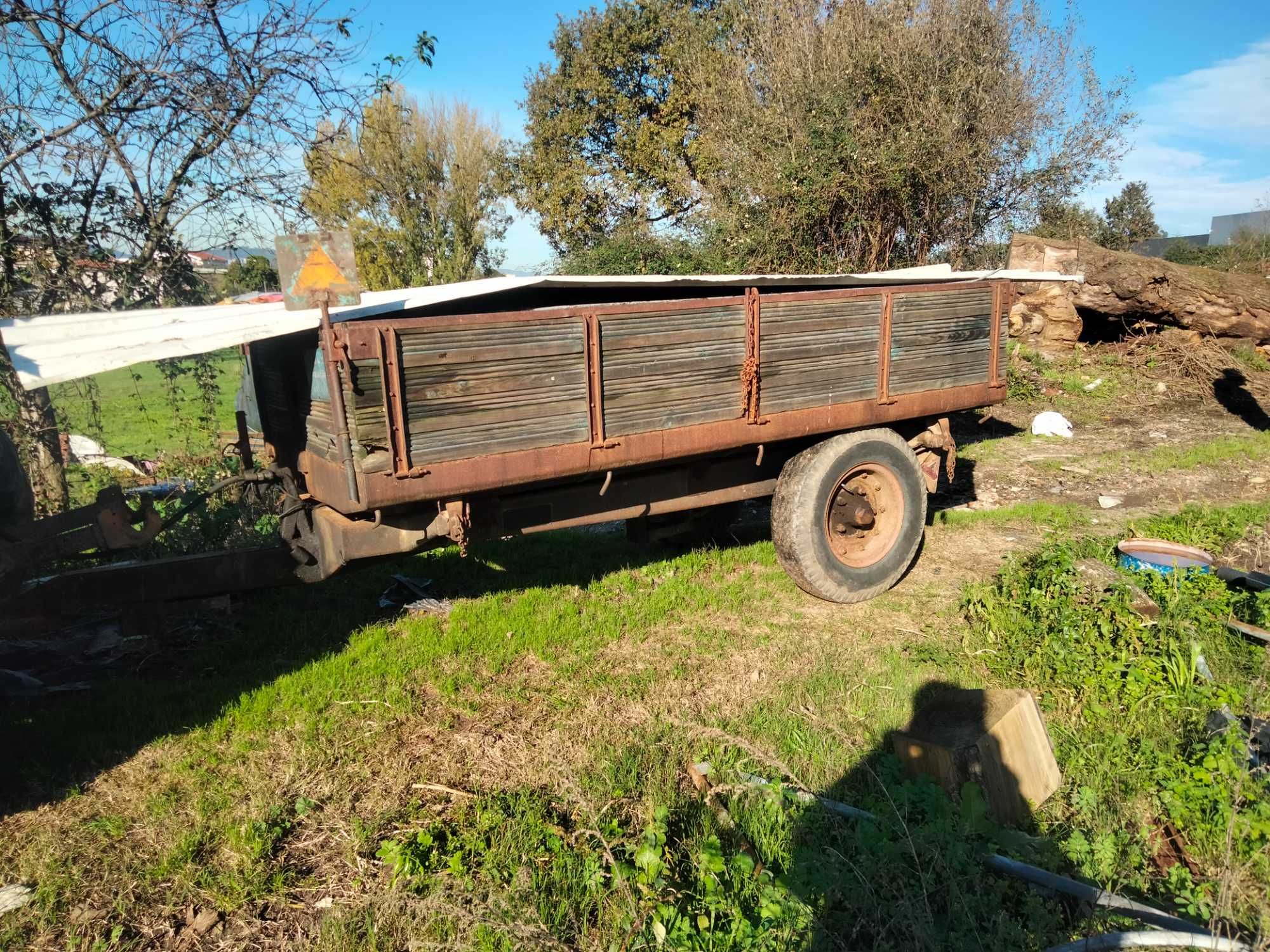 Várias alfaias em bom estado