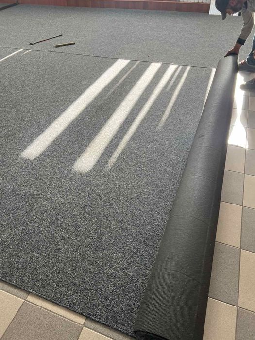 Сірий ковролін  в ідеальному стані на площу 40 м2