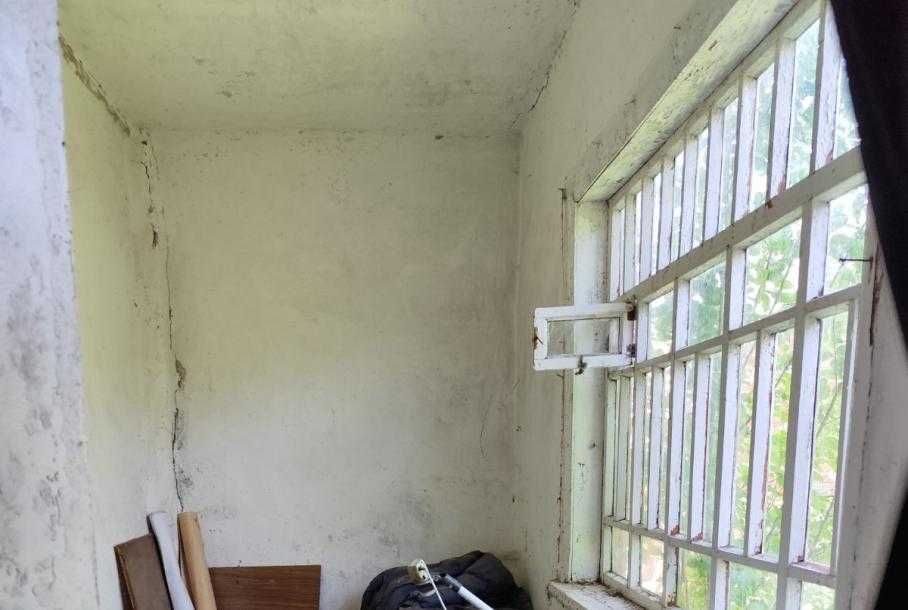 Продам цегляну окрему половину будинку в Золочеві під ваш ремонт.