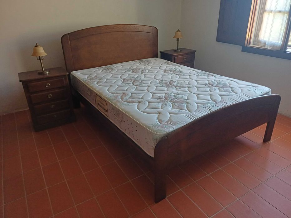 Cama colchão e mesas de cabeleireira