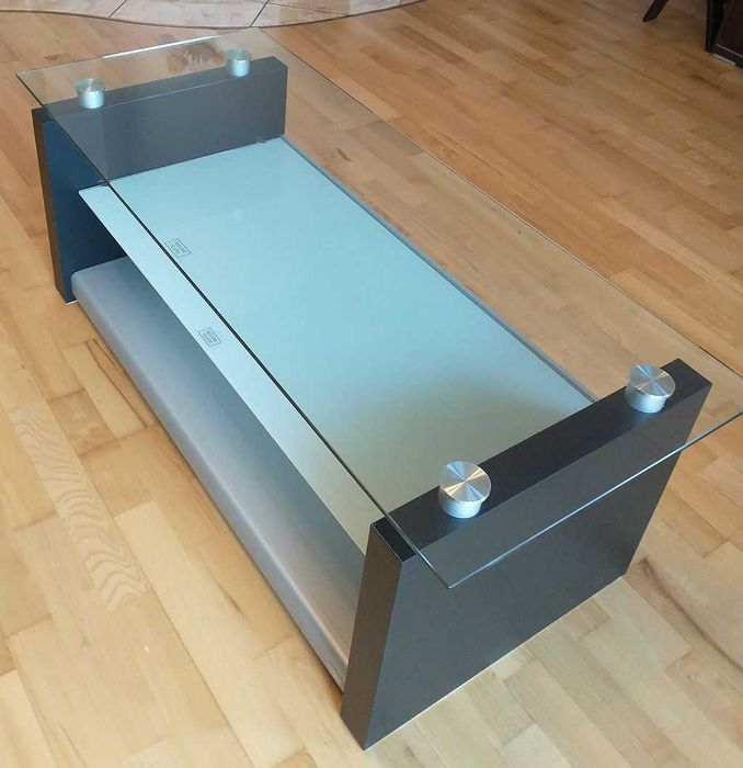 Stolik RTV ze szklanym blatem oraz szklaną półką