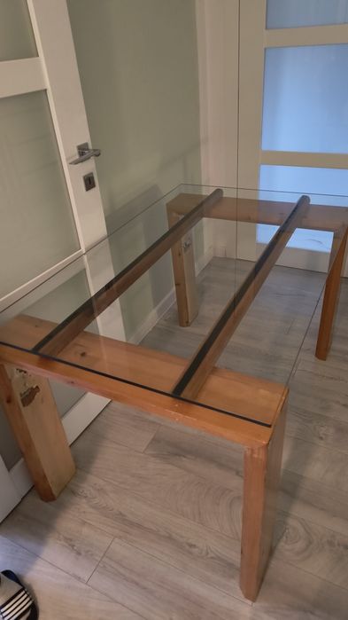 Oddam szklany stòł
