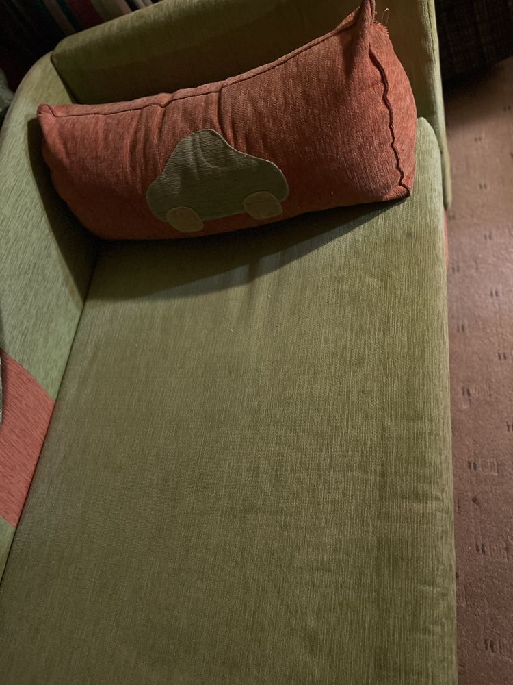 Tapczan samochod z pojemnikiem zielony