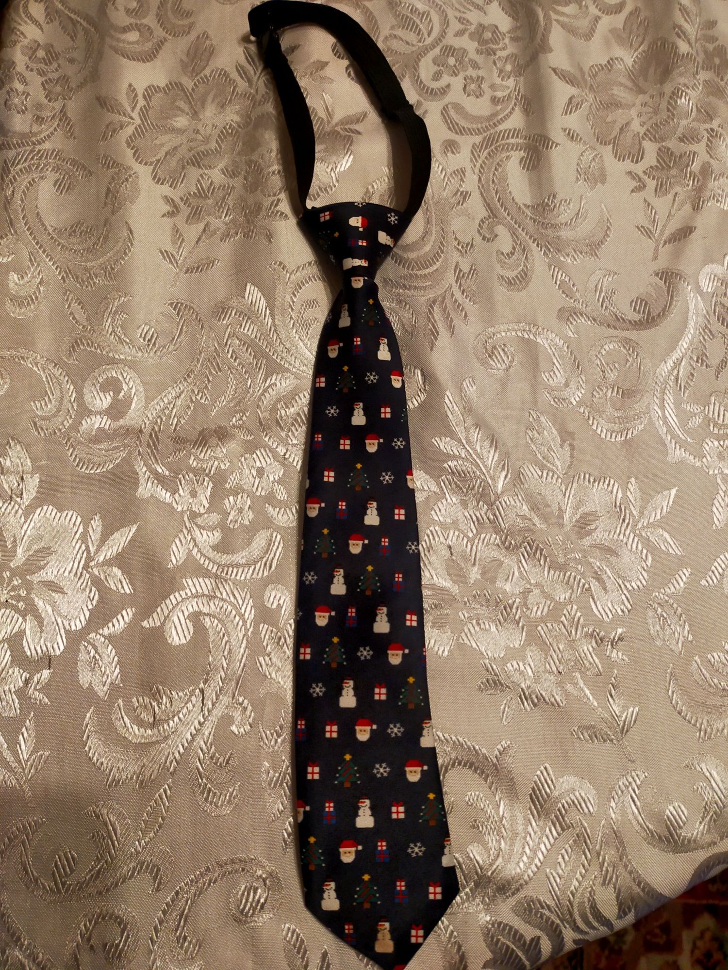 Świąteczny krawat na zapięcie krótszy