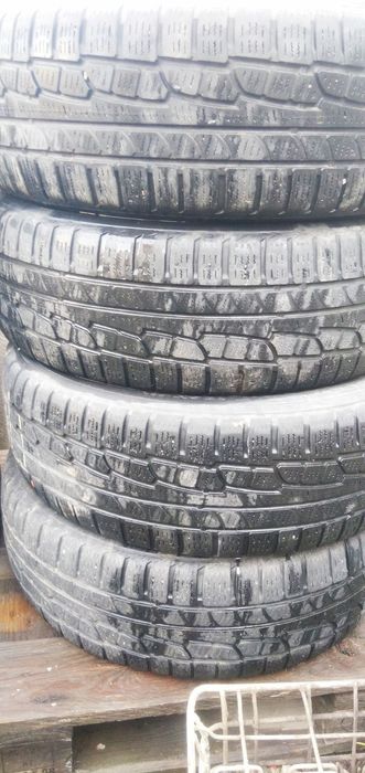 Зимова резина . .б/у. Nokian. Розмір 225/65/17.