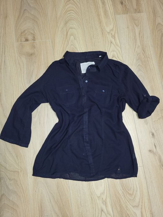 Cieniutka granatowa koszula zapinana