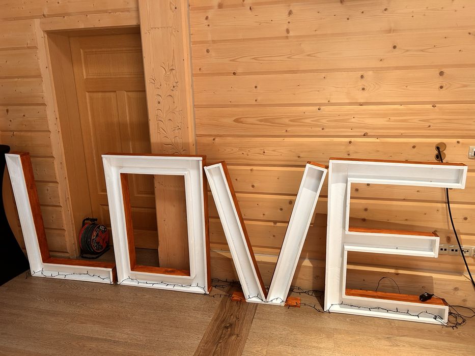 Napis love na wesele ścianka pary mlodej drewniana