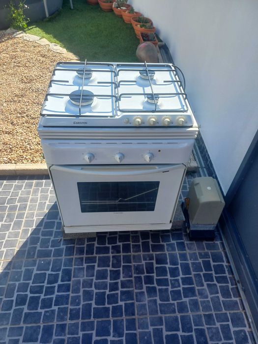 Fogão e forno de encastrar eléctrico Ariston