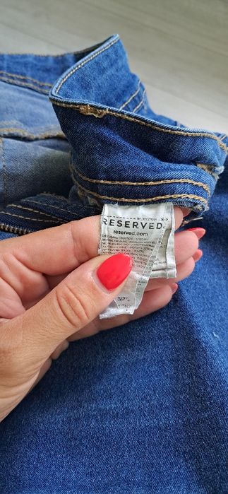 Jeansy z wysokim stanem RESERVED