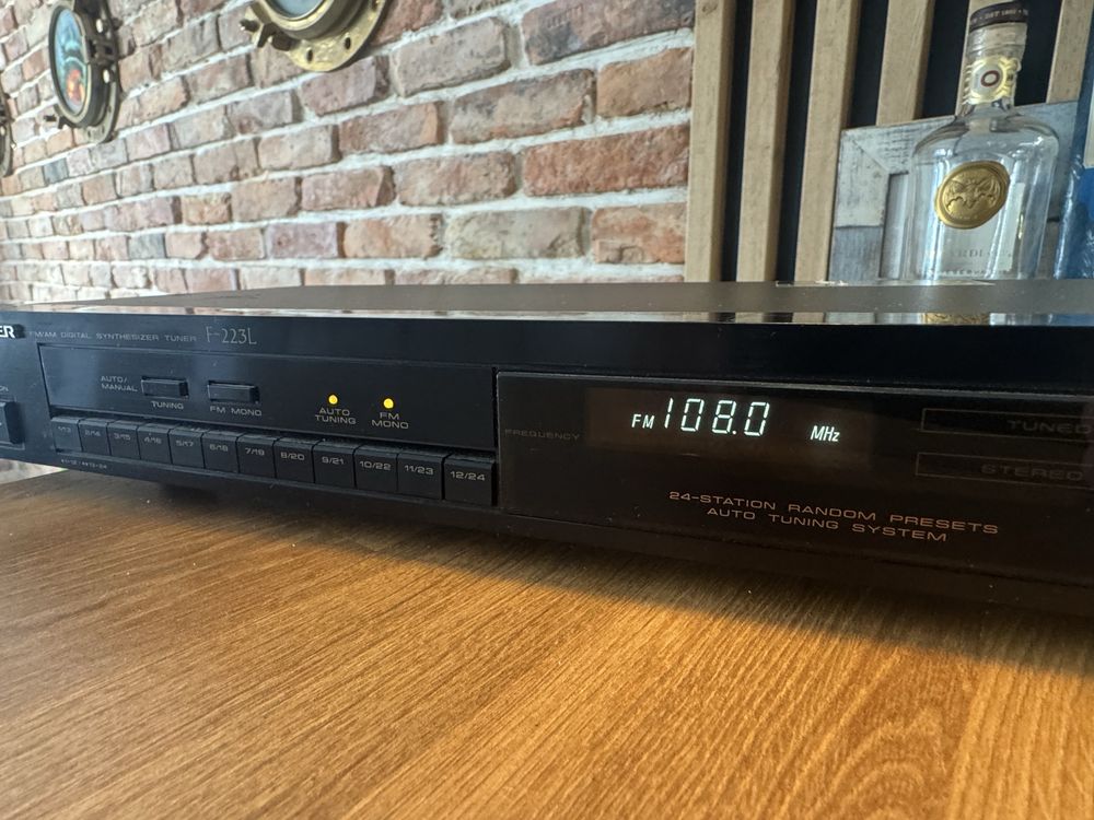 Radio Pioneer F 223 L
