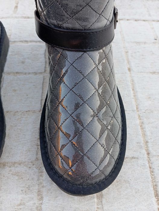 Botas em pêlo cinzentas e pretas