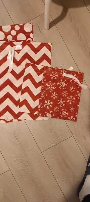 Torba na prezenty z czerwonego materiały