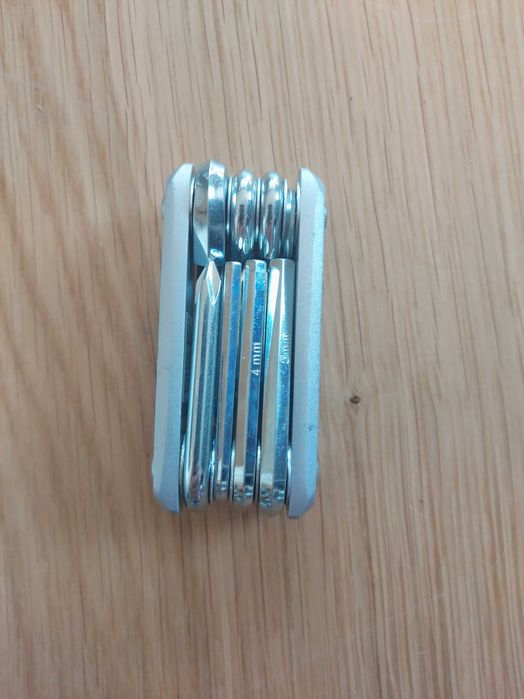 Multitool 8w1 z kluczami imbusy śrybokręty torx narzędzie turystyczne
