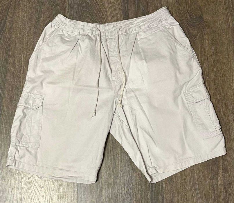 Довгі та широкі бежеві шорти