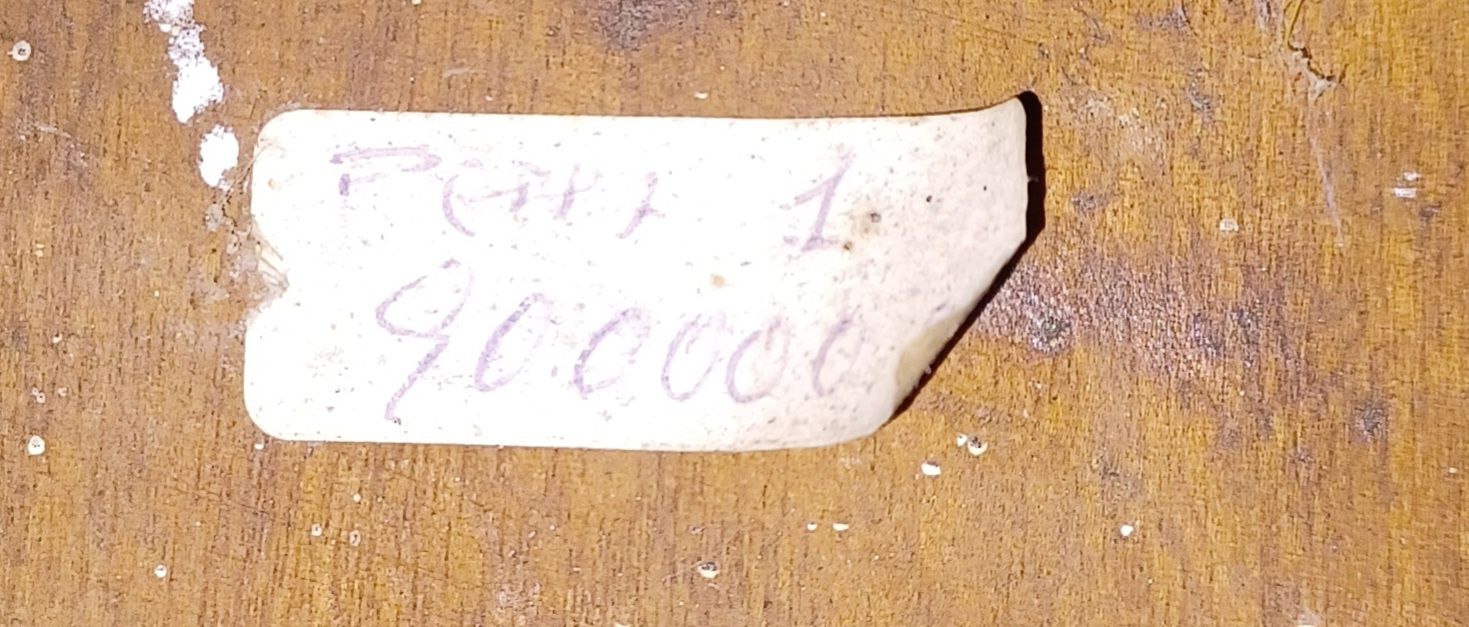 Placa de madeira em formato de escudo com cabeça de cavalo em placa de