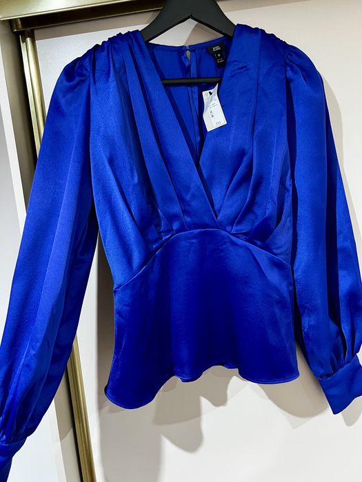 Chabrowa niebieska ciemnoniebieska bluzka River Island z falbanką