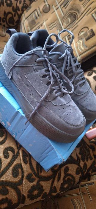 Продам кросівки для жінок