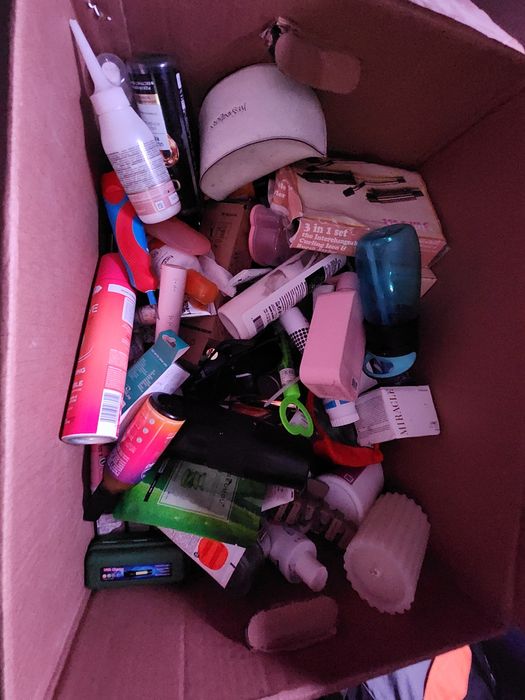 Відам коробку с косметикою .