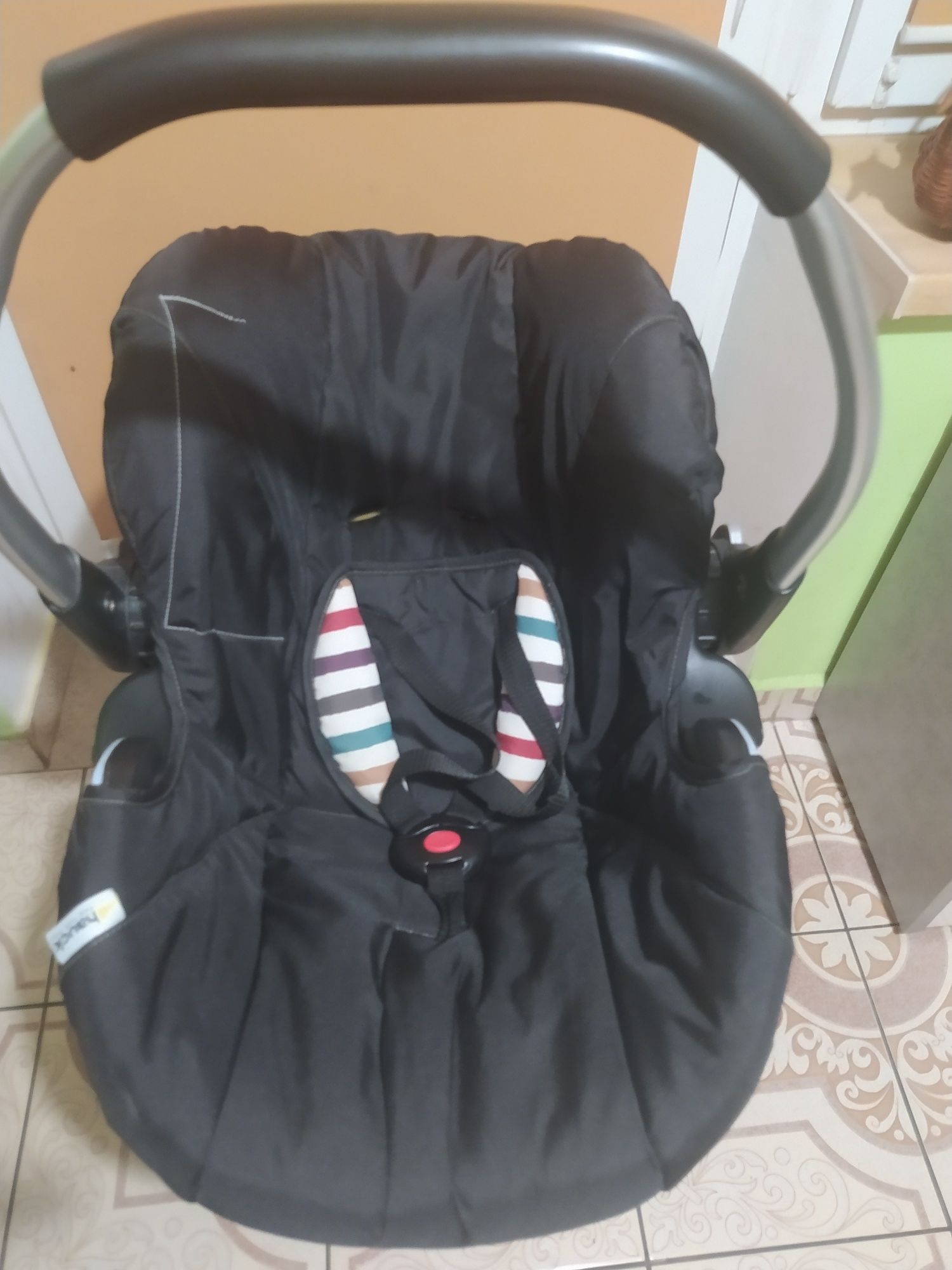 Fotelik samochodowy Hauck Comfort od 0-13 kg, dla dzieci i niemowląt.