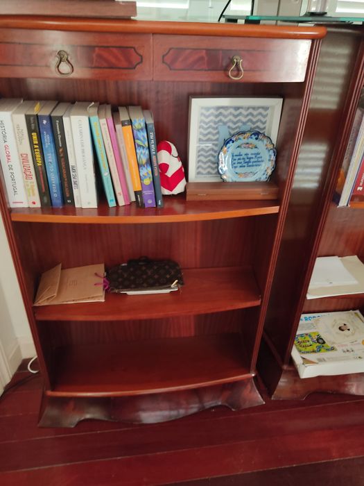 Secretária e 2 estantes de apoio