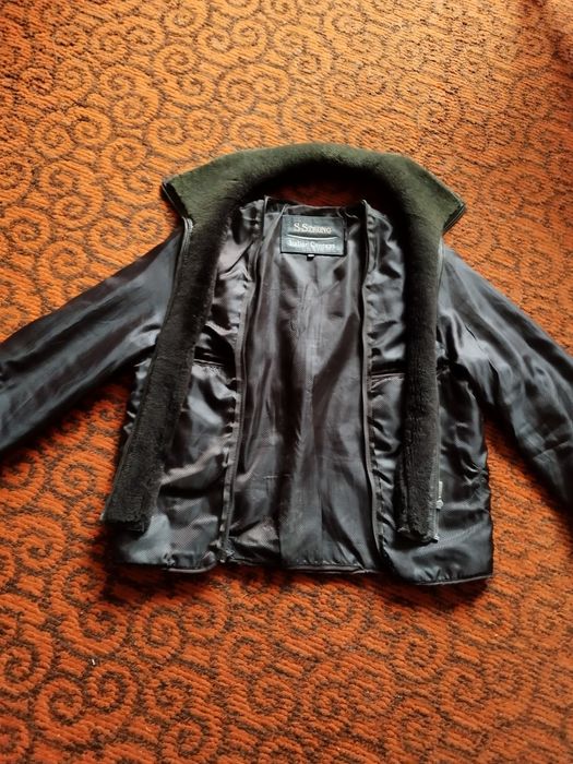 Шкіряна куртка коричнева.