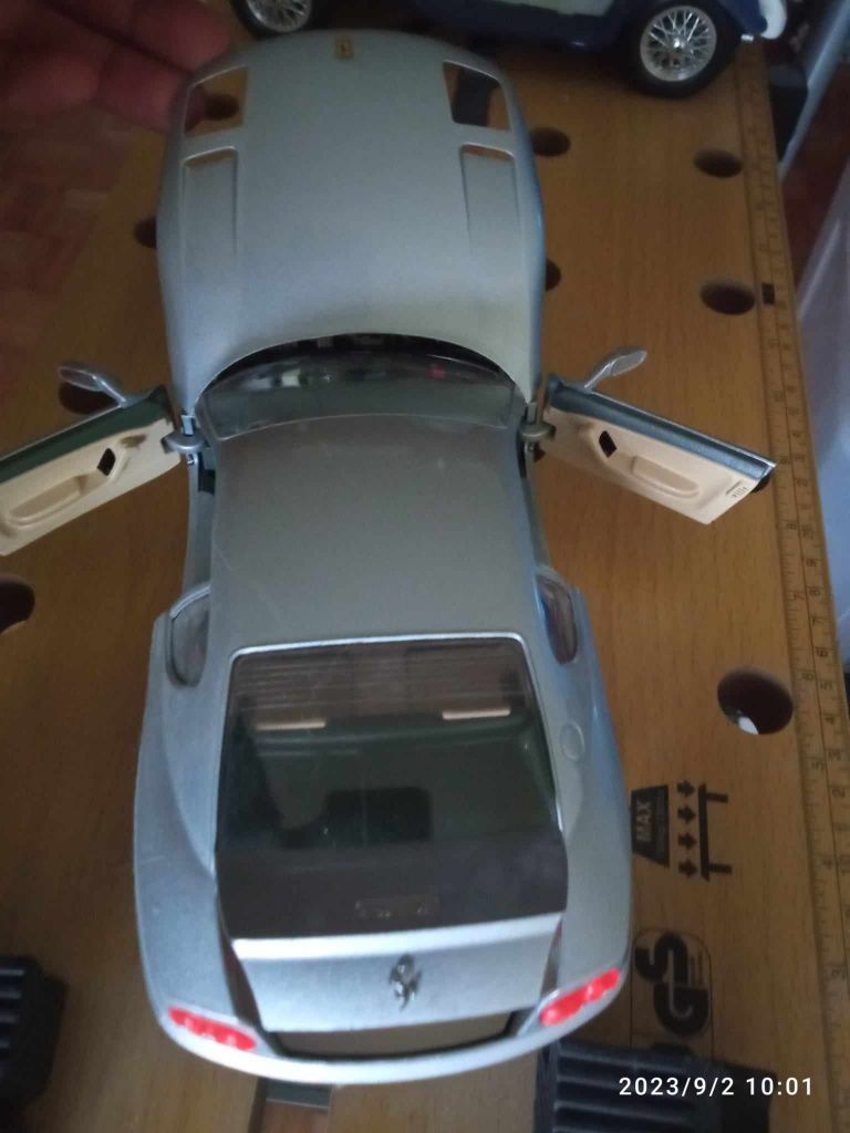 Carro cinzento Ferrari