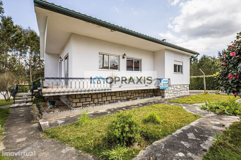 Moradia T4 e terrenos anexos numa área total de 1900 m2, em Monte R...