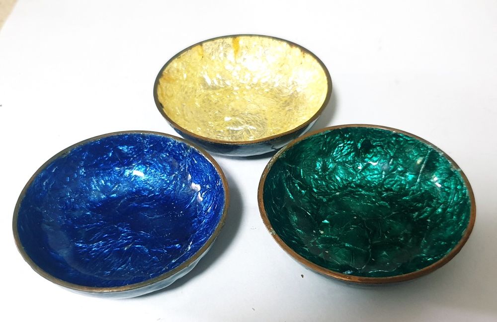 Conjunto de 3 lindas pequenas taças esmaltadas dos anos '50