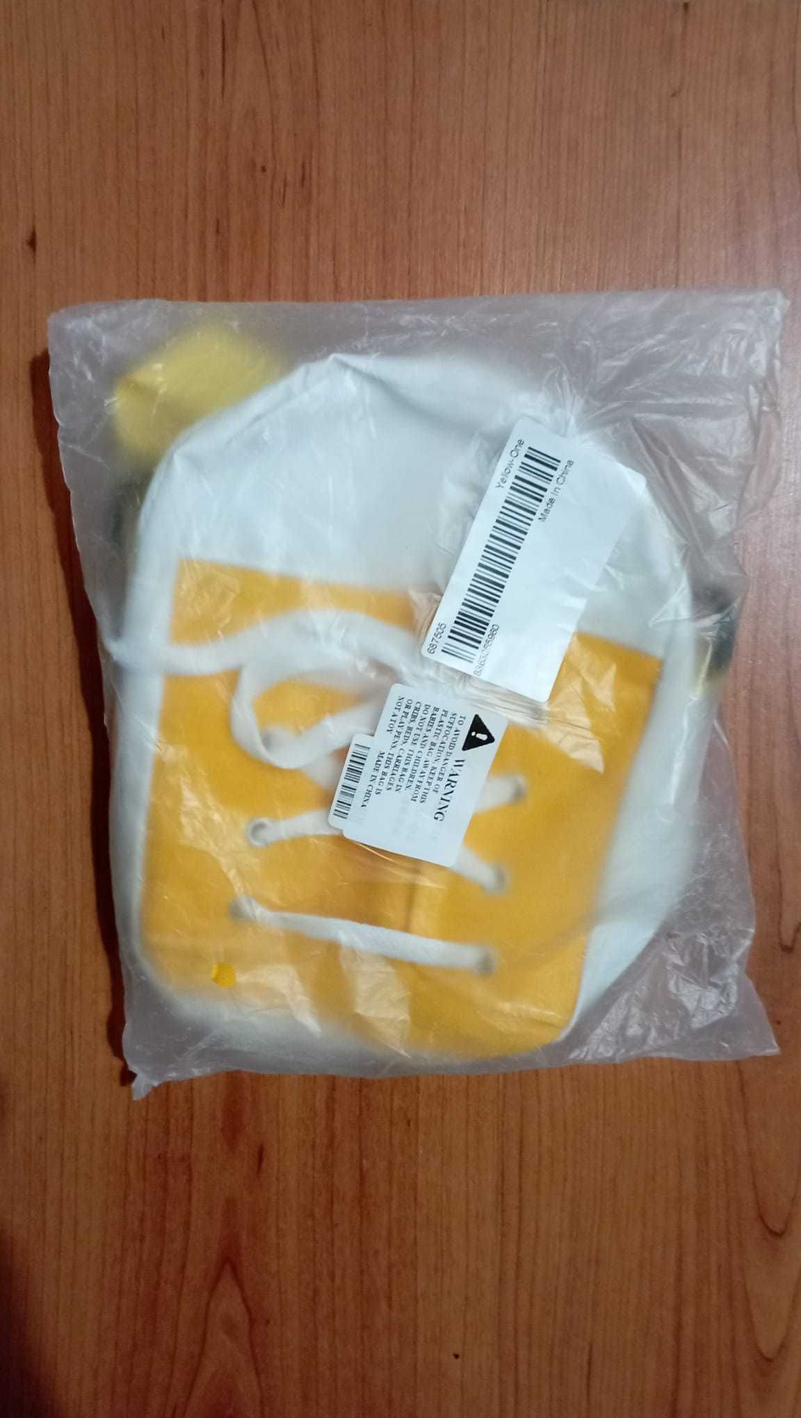 Bolsa de ombro em formato de ténis amarelo