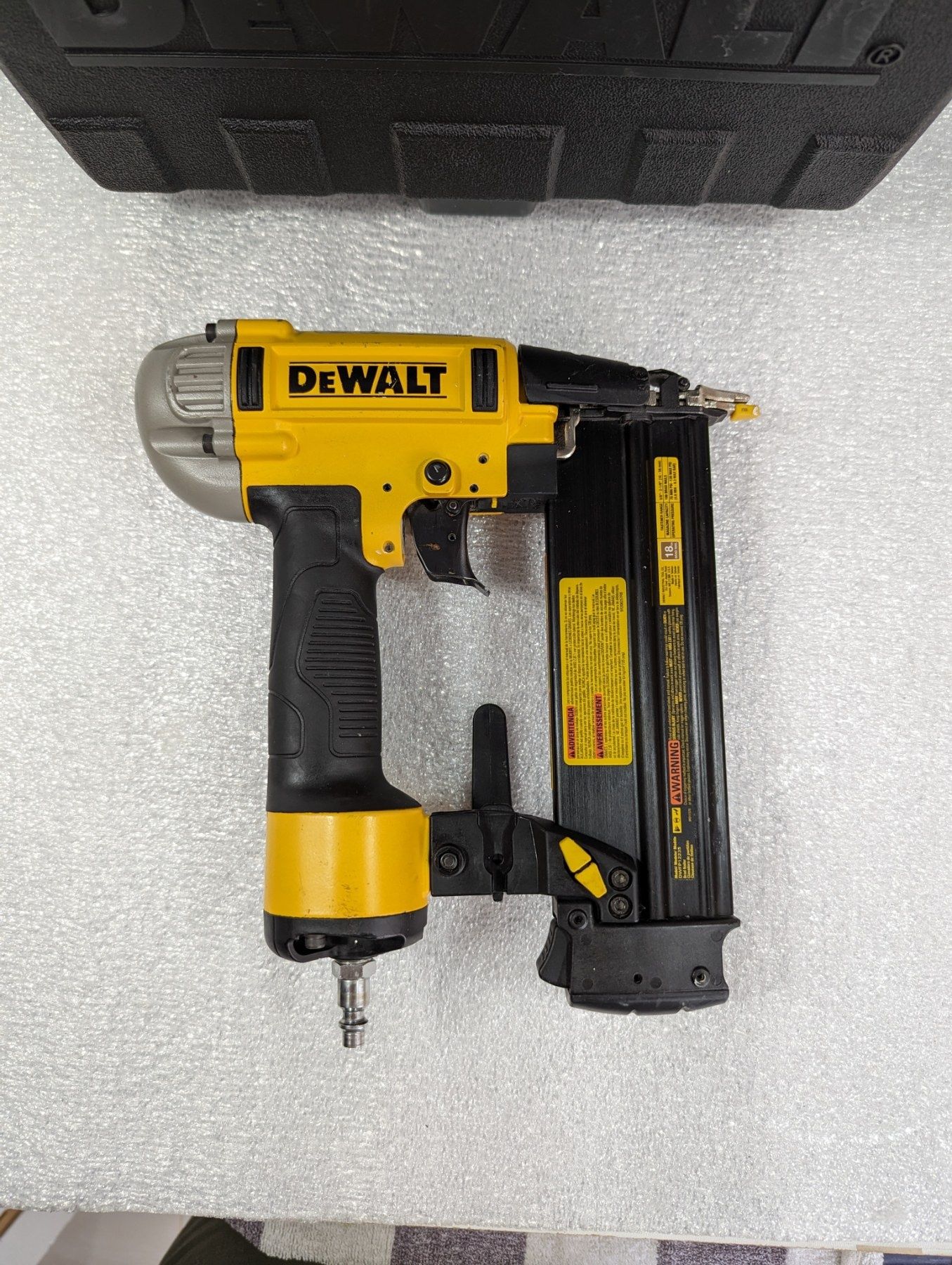 DeWALT DWFP12233 18GA  нейлер пневмопістолет для штіфтів 1,2мм