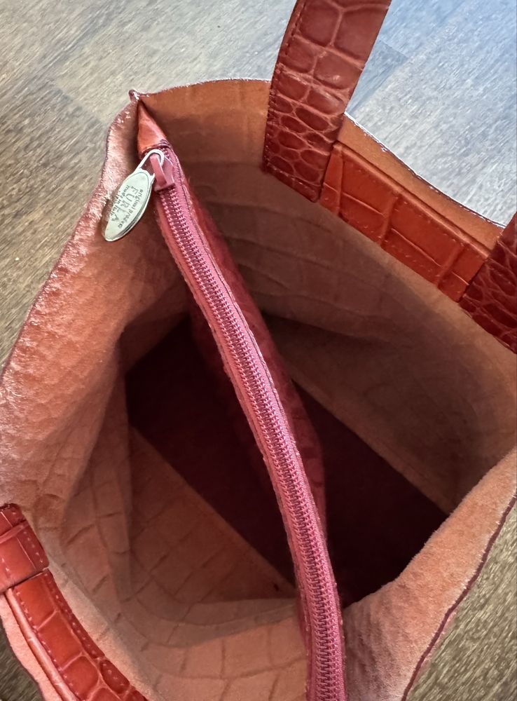 Mala Furla com divisória interior e fecho