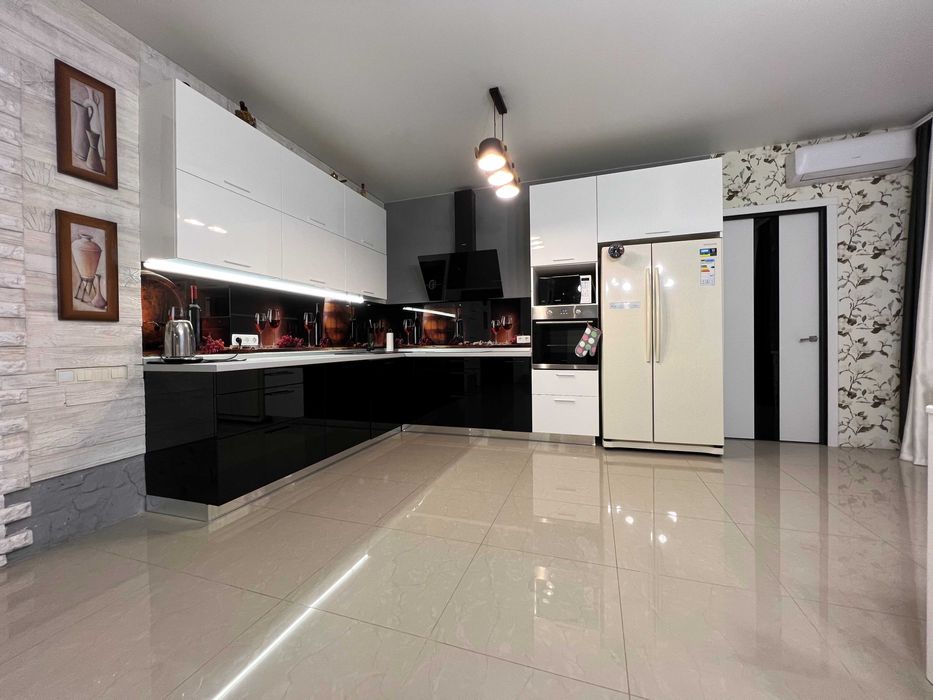 Продам 2-этажный дом в Подгородном, улица Низовая