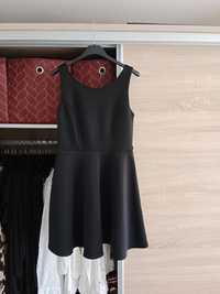 Czarna rozkloszowana sukienka Reserved s