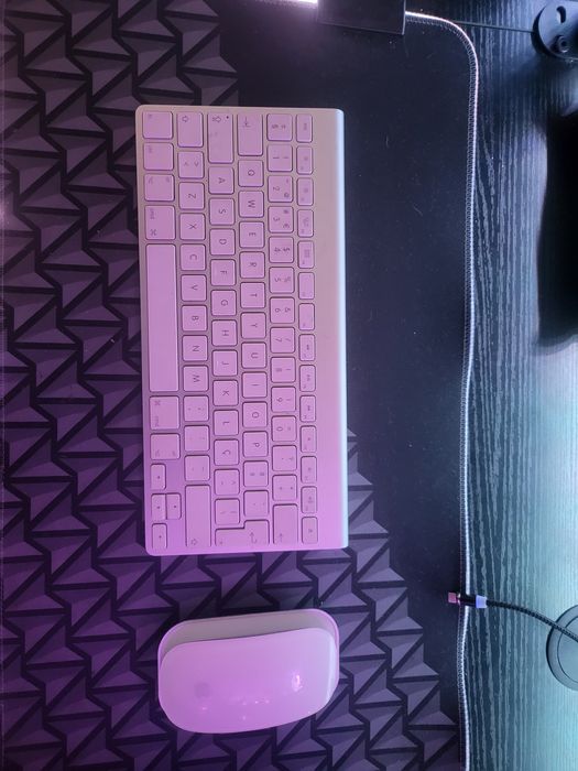 Conjunto Apple Teclado MagicKeyboard e Rato MagicMouse
