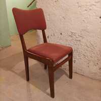 Stare krzesła ze zdejmowanym siedziskiem z czasów PRL
