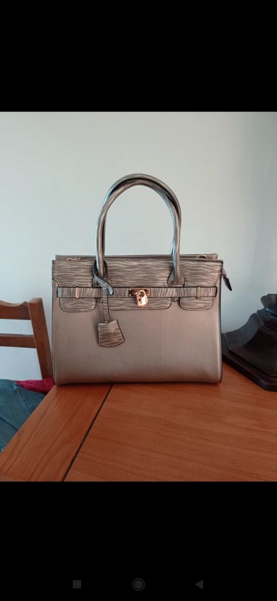 Bolsa de alças prateada