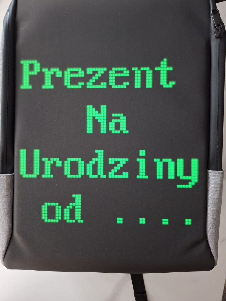 Plecak z wyświetlaczem LED sterowany aplikacją
